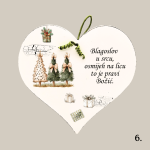 Drveno božićno srce s motivom božićnog drvca i porukom “Sretan Božić”