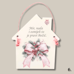 Božićna kućica s ružičastom mašnom i natpisom „Mir, nada i osmijeh“