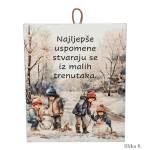 Drvena slika s djecom u snijegu i porukom “Najljepše uspomene stvaraju se iz malih trenutaka”