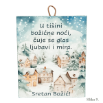 Božićna slika s motivom zimskog sela i porukom “U tišini božićne noći čuje se glas ljubavi i mira”