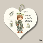 Božićno drveno srce s ilustracijom dječaka koji nosi bor i porukom “Vjeruj u čudo Božića”