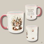 Božićna šalica s prigodnim motivom i blagdanskim ilustracijama.