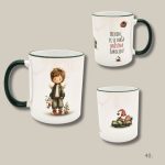 Božićna šalica s prigodnim motivom i blagdanskim ilustracijama.