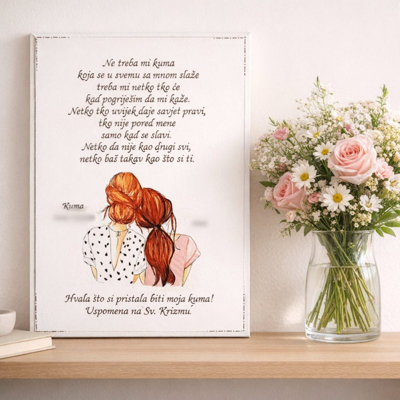 Personalizirana slika za kumu s rukom pisanim tekstom, postavljena na drvenu policu uz vazu s cvijećem – uspomena na svetu krizmu.