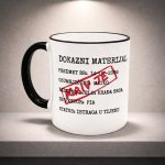 Personalizirana šalica s natpisom Dokazni materijal i pečatom Kriv je za kraj srca s imenom po želji.