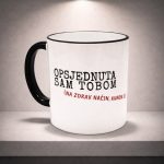 Bijela šalica s crnom ručkom i smiješnim natpisom Opsjednuta sam tobom kao poklon za Valentinovo