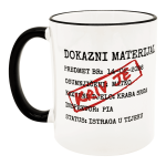 Personalizirana šalica s natpisom Dokazni materijal i pečatom Kriv je za kraj srca s imenom po želji.