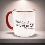 Bijela šalica s crvenom ručkom i natpisom Dao bih ti punjač na 1% to je ljubavni poklon za Valentinovo.