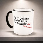 Bijela keramička šalica s crnom ručkom i natpisom Ti si jedina osoba koju ne vidiš uglavnom smiješan poklon za dečka ili curu.