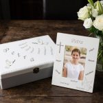 Personalizirani set za pričest – kutija uspomena i okvir za fotografiju s imenom i 7 darova Duha Svetoga