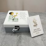 personalizirana kutija uspomena za Prvu pričest s rukom pisanim tekstom i molitvenik poklon za dječaka