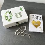 Personalizirani set za krizmu – kutija uspomena s rukom pisanim tekstom i ilustrirana Biblija s imenom