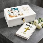 Personalizirani set za Prvu pričest za dječaka – kutija uspomena i Biblija s imenom