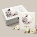 Set za Prvu pričest – kutija uspomena i personalizirani foto album s motivom djevojčice i ručno pisanim tekstom