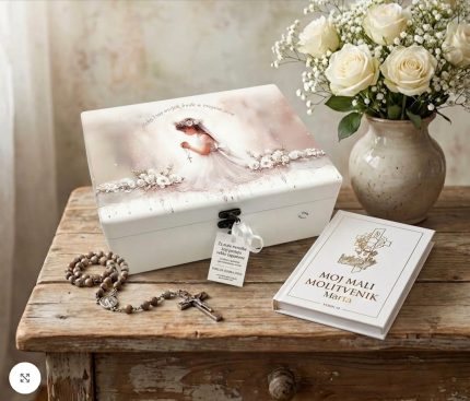Set za prvu pričest – personalizirana kutija uspomena i molitvenik s karticom